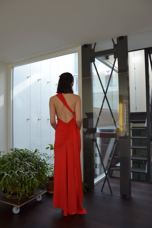 Achterkant van de de Red Ring Dress met open rug, avondjurk via jurken huren service van Pineloue.
