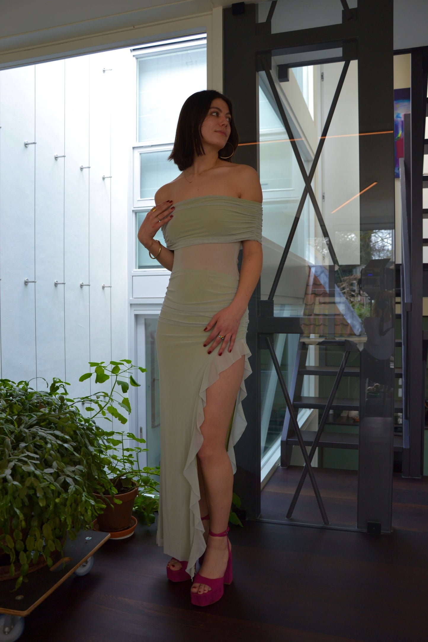 Vooraanzicht van de Off-Shoulder Mesh Dress van Peppermayo, perfect voor wie jurken huren voor een gala of avondfeest.