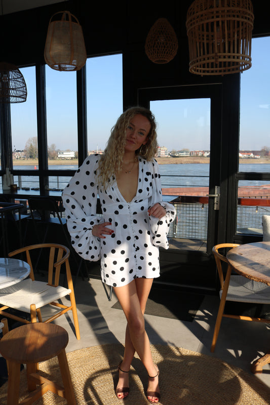 Perla Dress van Rat & Boa van voren, speelse en chique stippenjurk via jurken huren bij Pineloue.