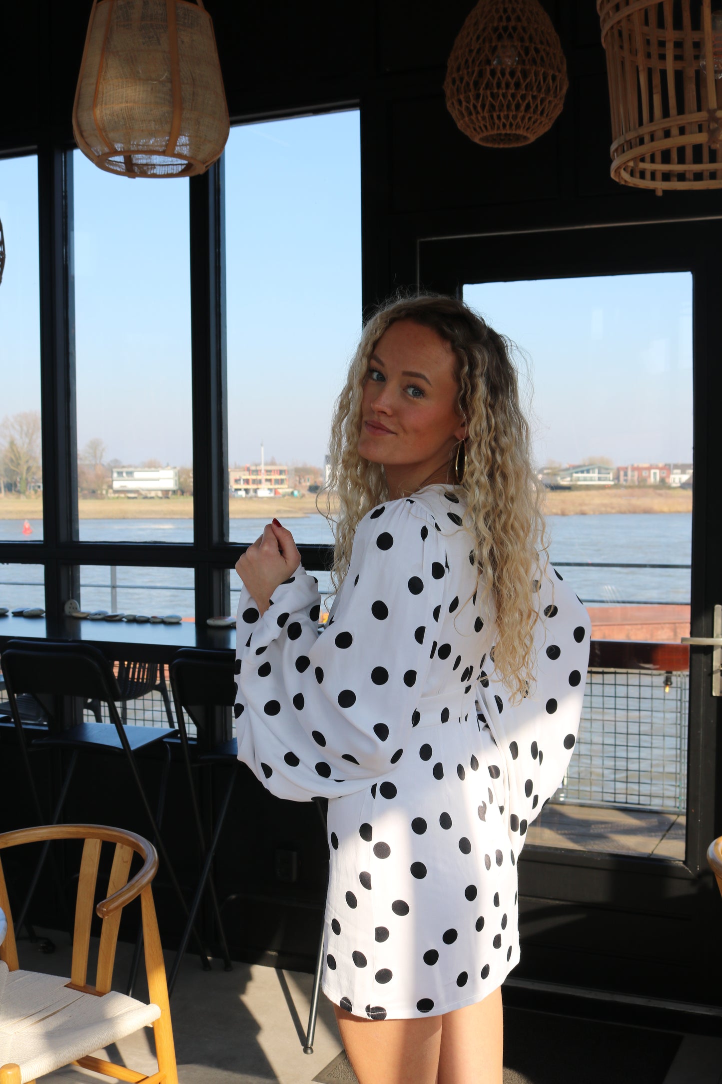 De Perla Dress van Rat & Boa van achteren, stippenjurk via jurken huren bij Pineloue.