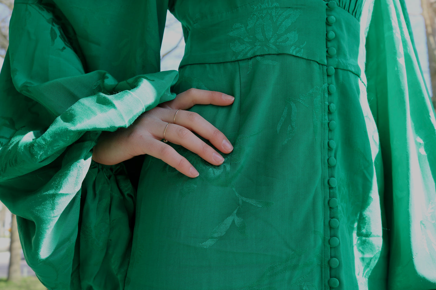 Bovenkant van de Isabella Green Dress van Rat & Boa met knoopdetails, perfect voor jurken huren.