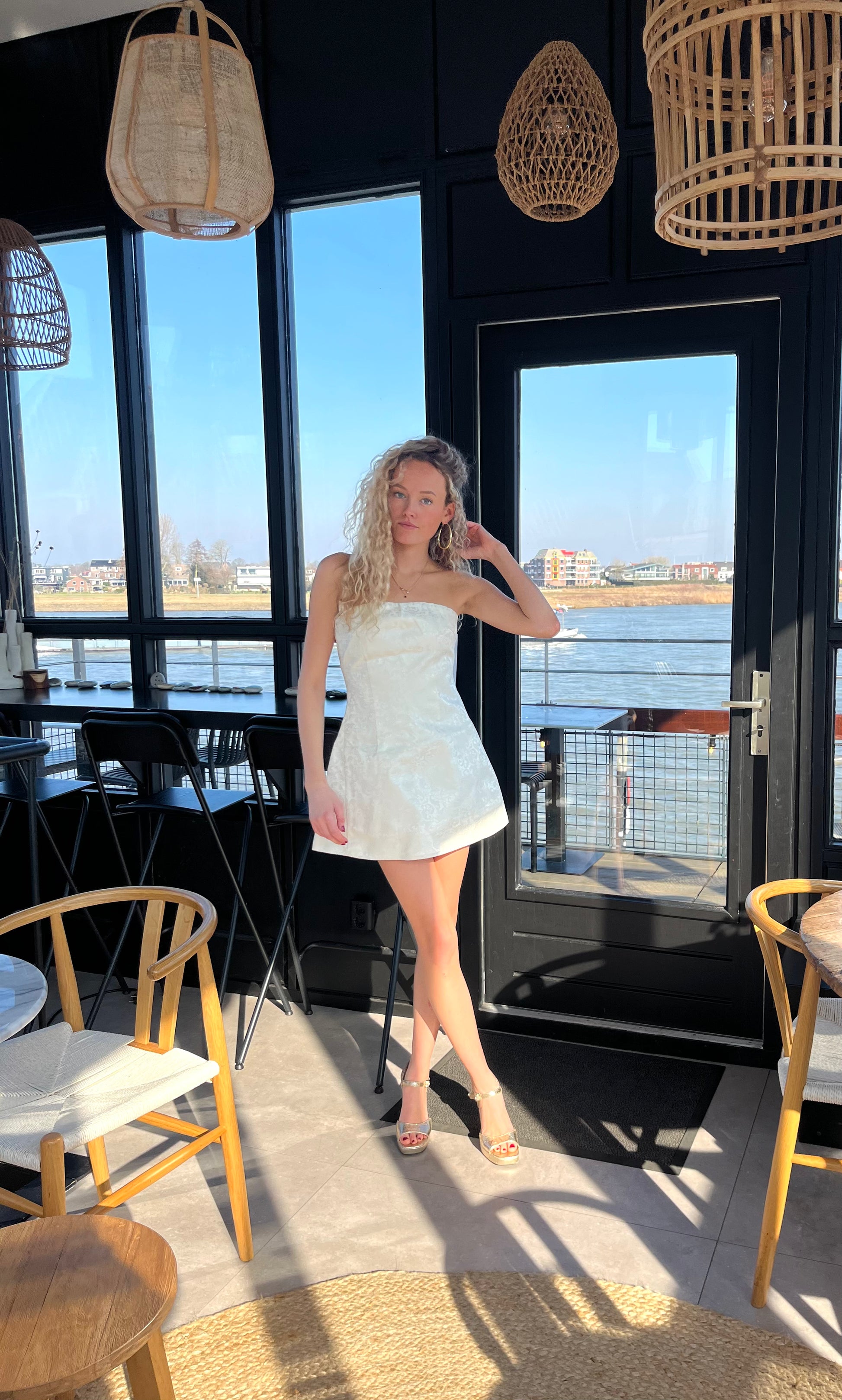 Jacquard Bandeau Dress van voren, luxe gala- en avondjurk met glansprint, beschikbaar bij jurken huren van Pineloue.