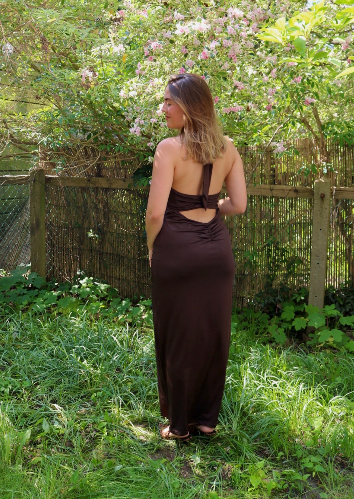Achterkant halterneck maxi dress van Peppermayo voor jurken huren en avondjurlken huren!