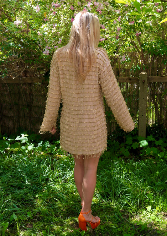 Achterzijde van onze Asos Design Gold Party Dress. Huur nu bij Pineloue!
