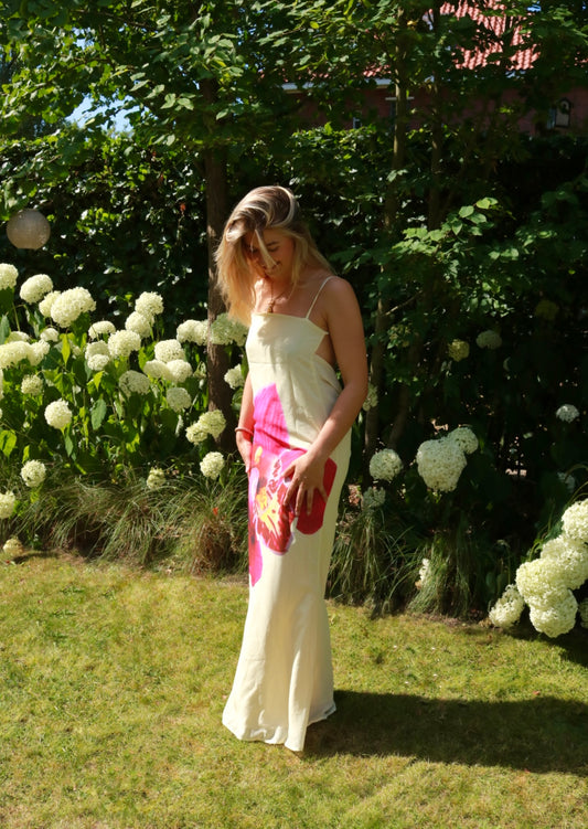 Huur nu de Petal Maxi Dress bij Pineloue!