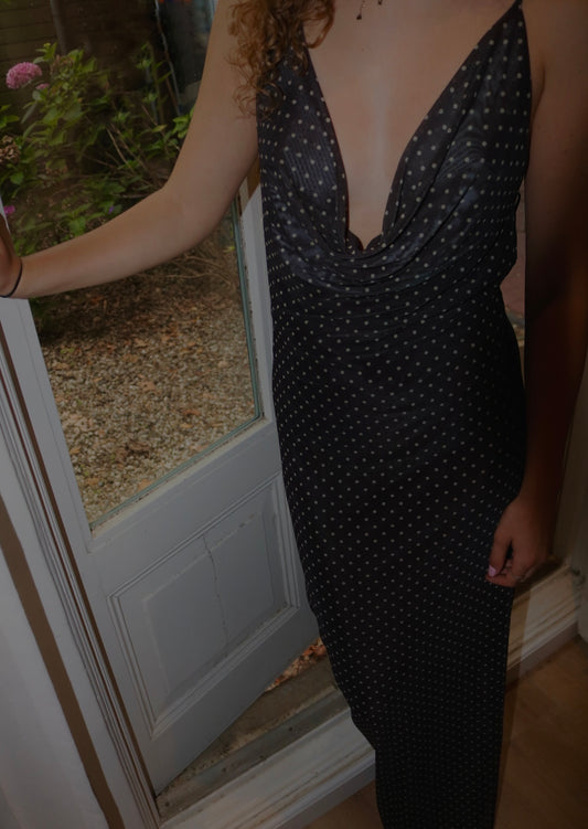 Voorkant detail van de Polkadots Maxi Dress van Pineloue