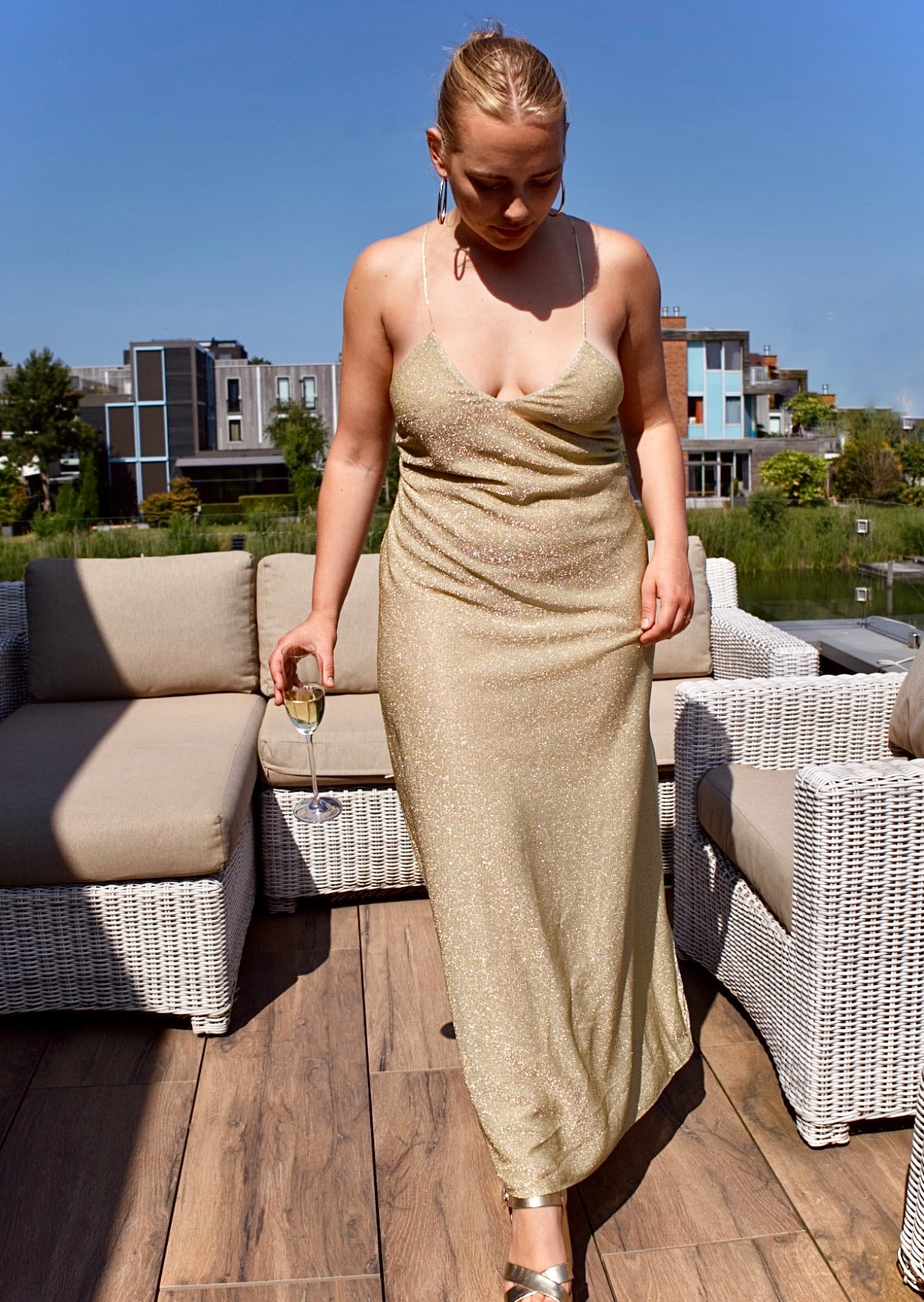 De Golden Sunset Dress, ideaal voor wie jurken wil huren voor elke gelegenheid!