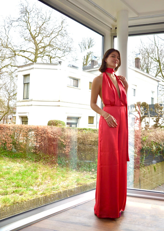 Volledige voorkant van de Pink Suit van Zara, ideaal voor wie jurken huren voor een elegante gelegenheid.