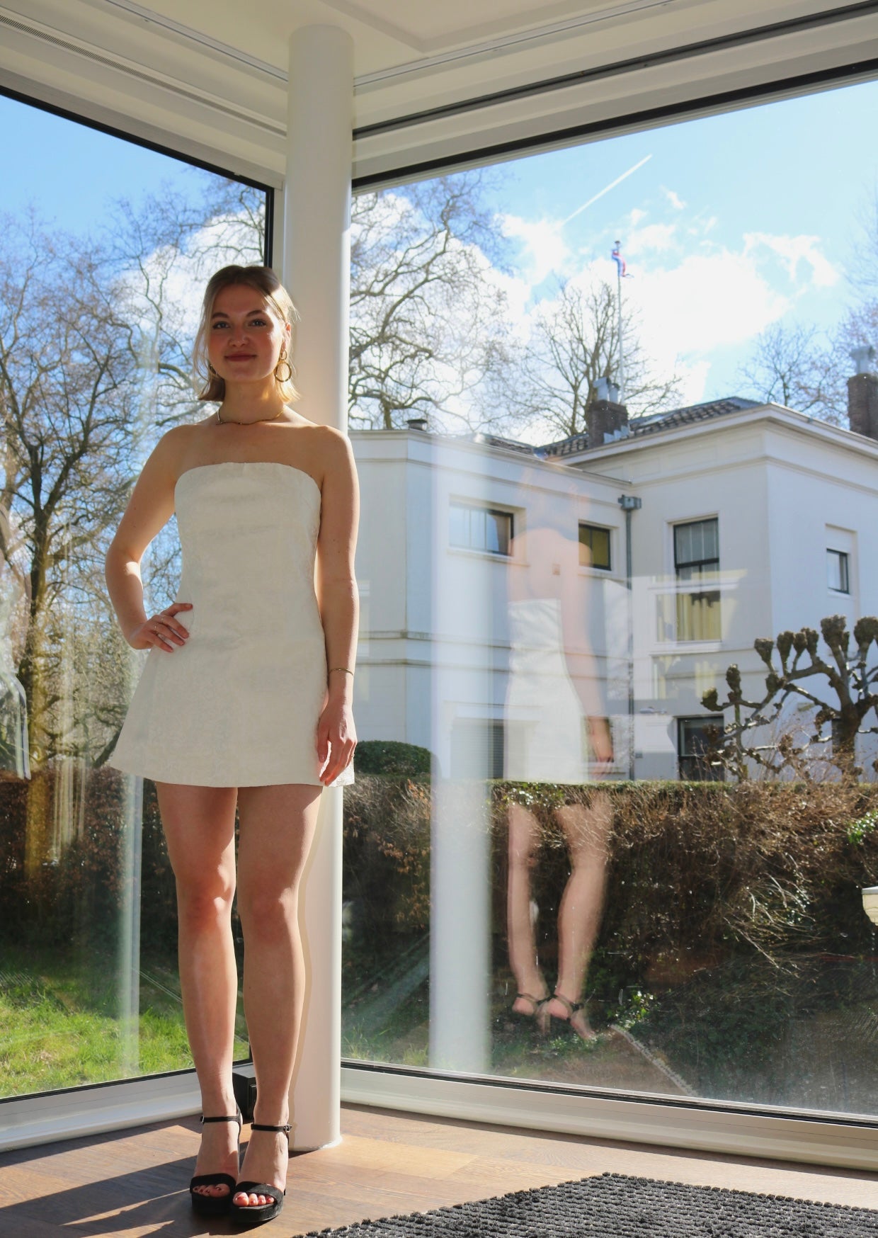 Jacquard Bandeau Dress van voren, luxe gala- en avondjurk met glansprint, ander model. beschikbaar bij jurken huren van Pineloue.