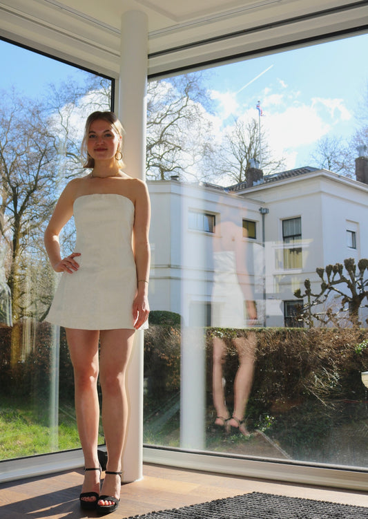 Jacquard Bandeau Dress van voren, luxe gala- en avondjurk met glansprint, ander model. beschikbaar bij jurken huren van Pineloue.