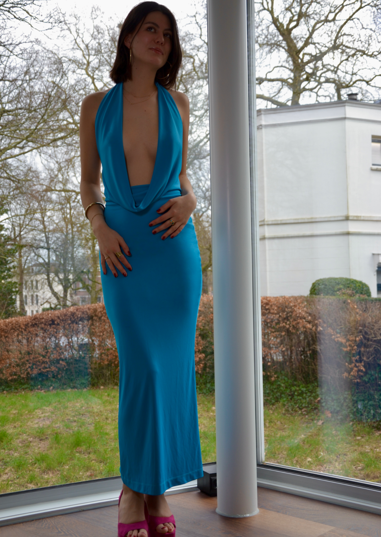 Blue Maxi Dress van voren, met diepe watervalhals en sensuele pasvorm, perfect voor avond jurken huren bij Pineloue.