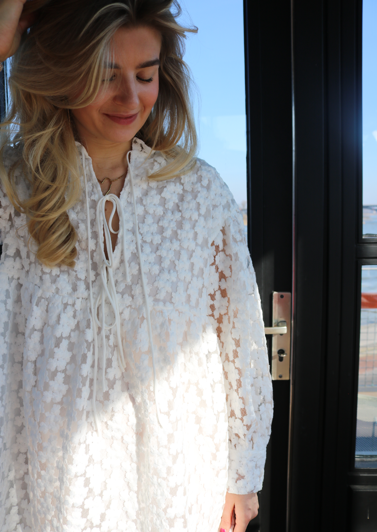 Close-up van het bovenstuk van de Cloudsy Dress met pofmouwen en strik, zomerse avondjurk huren bij Pineloue.