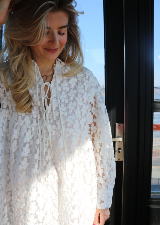 Close-up van het bovenstuk van de Cloudsy Dress met pofmouwen en strik, zomerse avondjurk huren bij Pineloue.