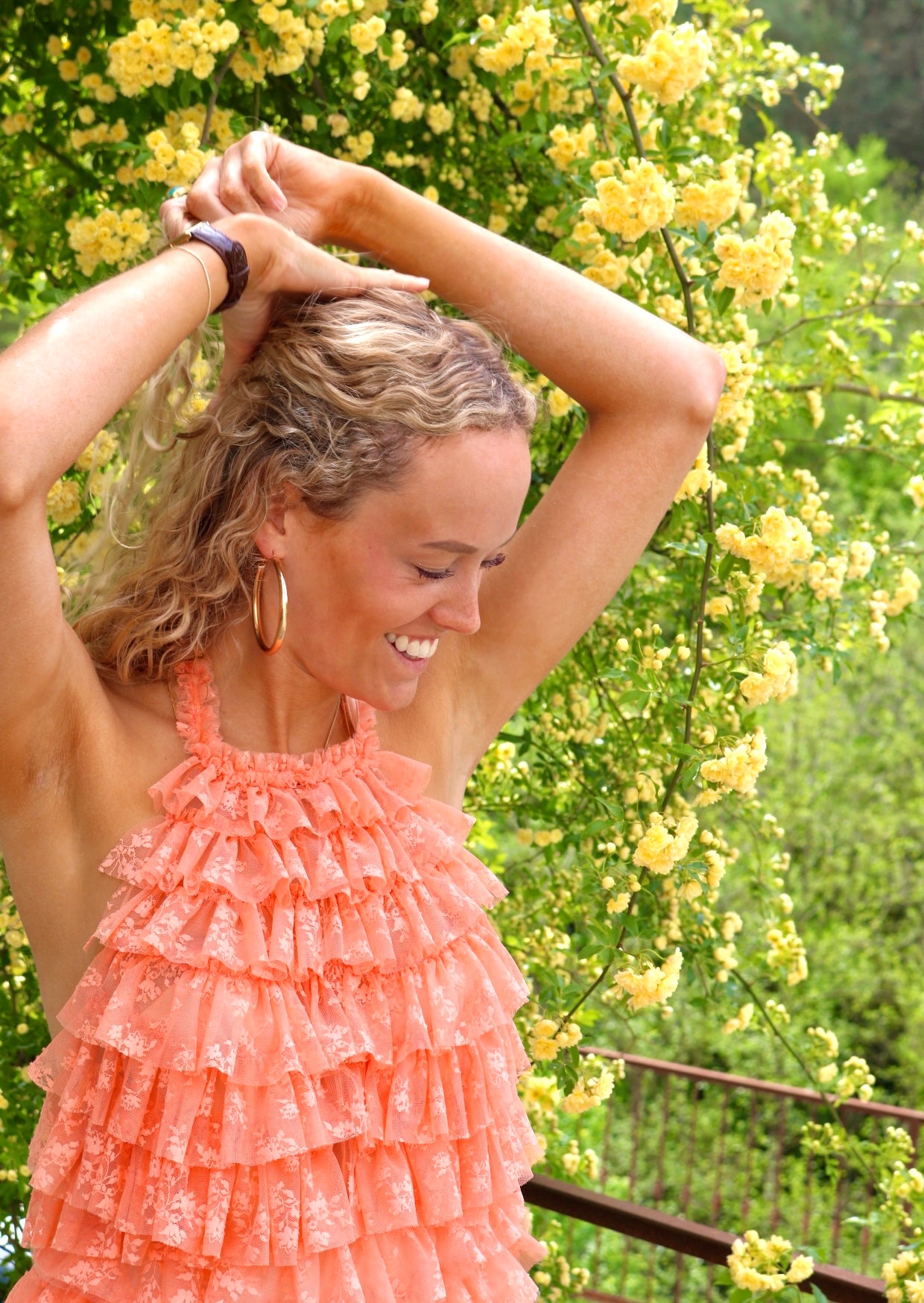 Halternek en ruches van de Pastel Ruffle Dress van Aniye By, perfect voor jurken huren voor feestjes of zomerse evenementen.