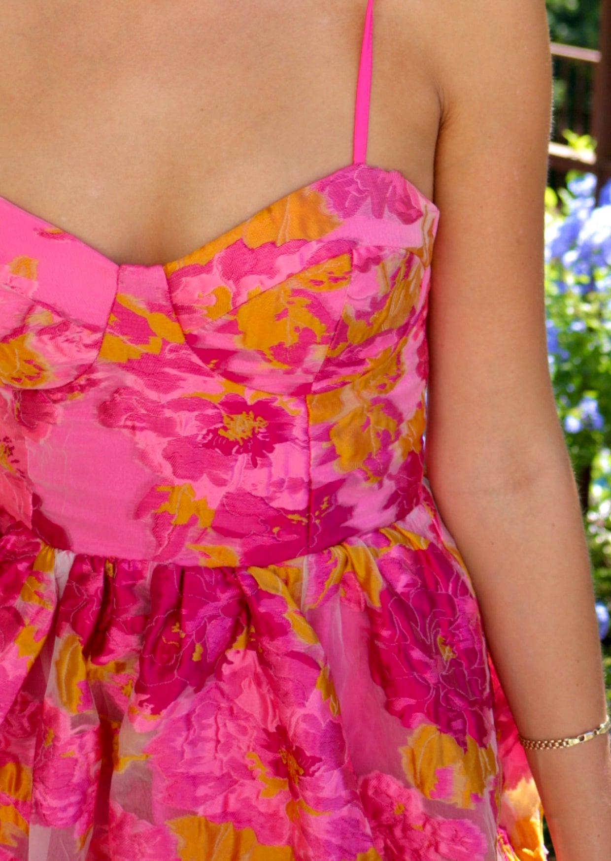 flora dress close up voorkant