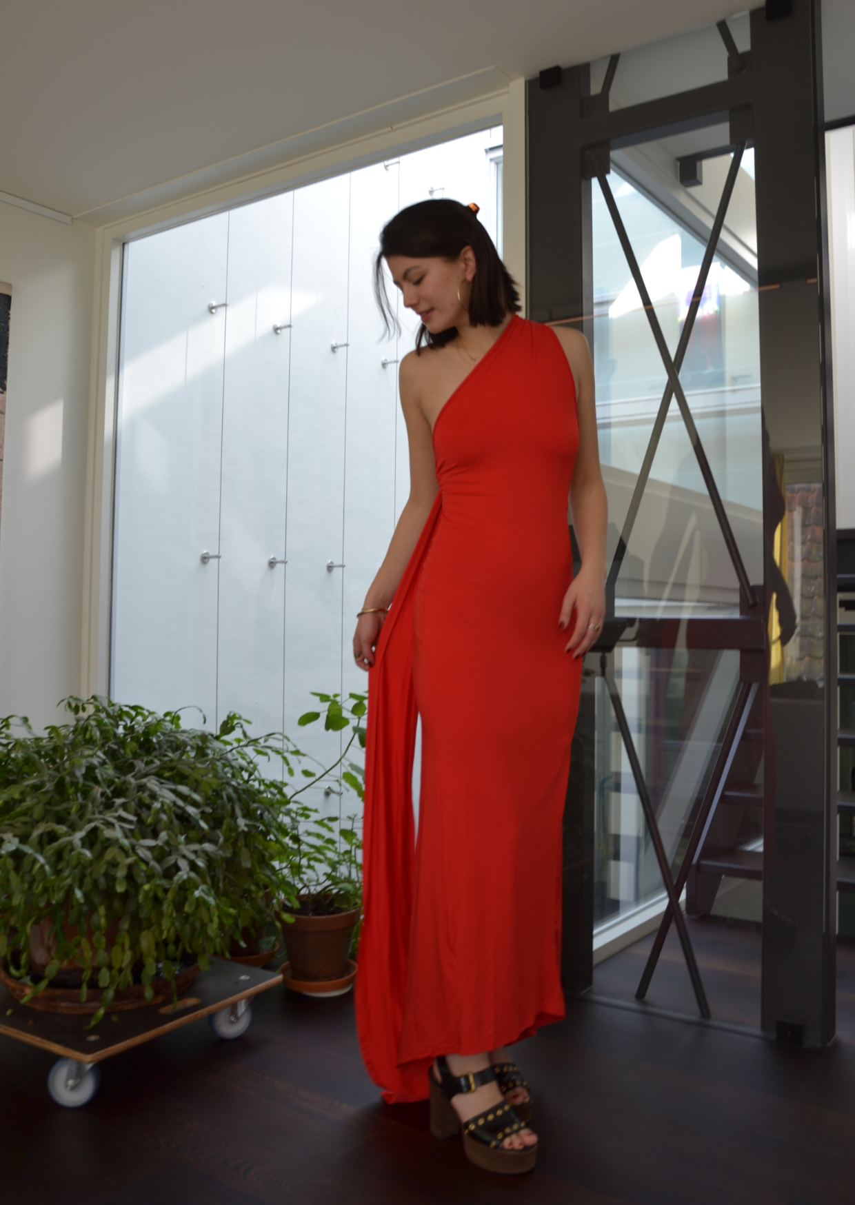 Red Ring Dress van voren, stijlvolle gala- en avondjurk huren via jurken huren bij Pineloue.
