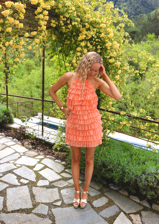 Volledig vooraanzicht van de Pastel Ruffle Dress van Aniye By, een stijlvolle jurk voor wie avondjurken huren voor een speciale gelegenheid.