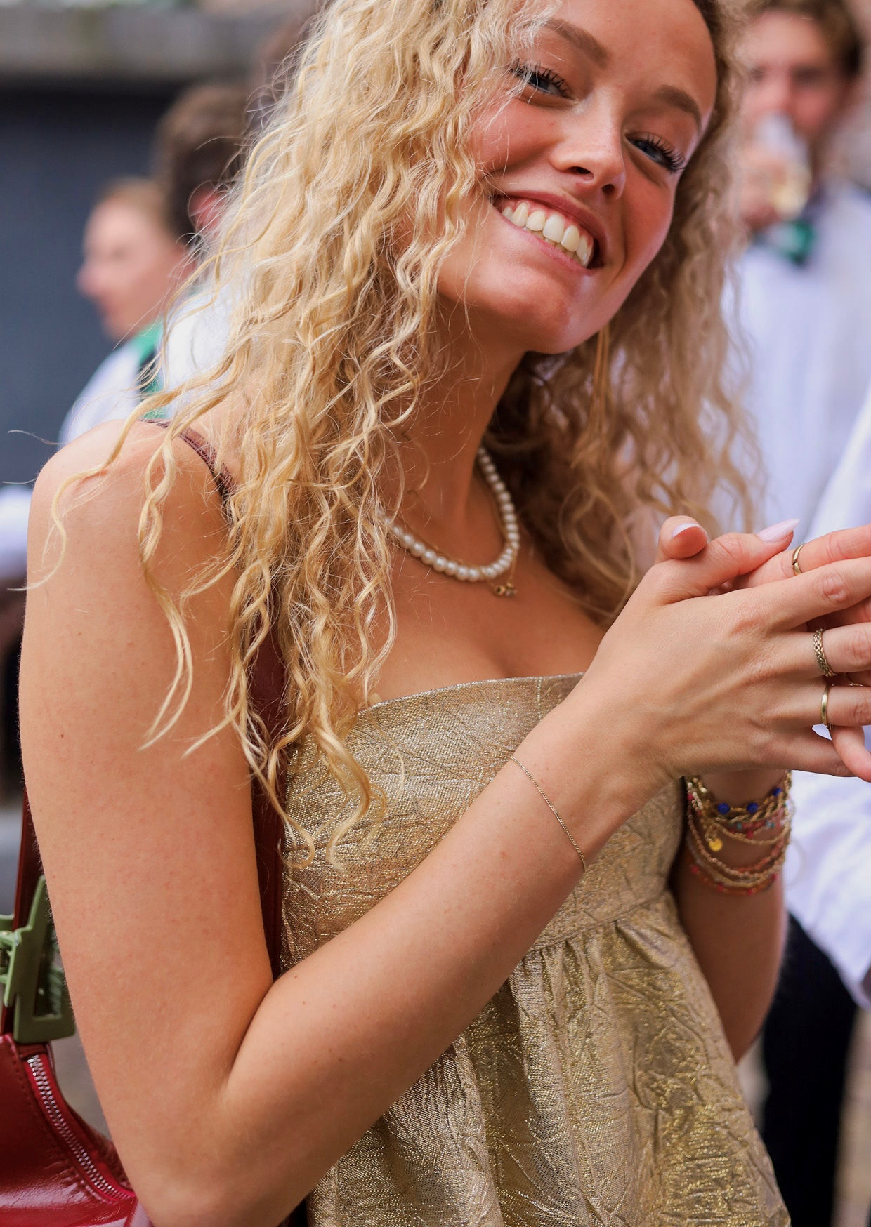 Close-up van de Golden Strappy Dress van Oysho, met subtiele gouden glans, rechte halslijn en dunne bandjes. Perfect voor avond jurken huren bij Pineloue.