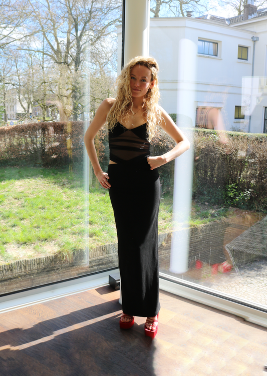 Black See Through Maxi Dress van voren, ideaal voor wie jurken huren zoekt voor gala’s en chique avonden.