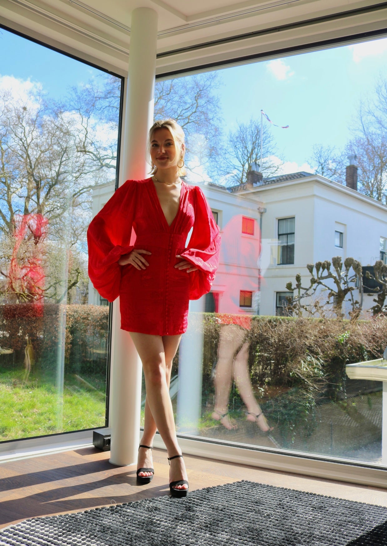 Voorkant van de Isabella Red Dress van Rat & Boa met ander model. Ideaal voor avond jurken huren via Pineloue.