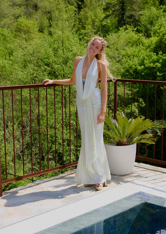 Mermaid Maxi Set van Murci van voren, luxe avondjurk met glanzende stof en flatterende pasvorm. Perfect voor gala jurken huren bij Pineloue.