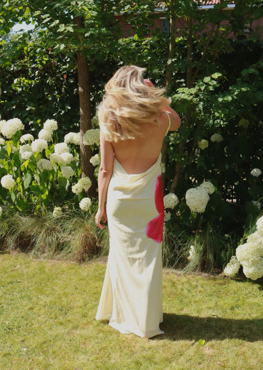 Jurken huren bij Pineloue? Ontdek de Petal Maxi Dress met open rug!