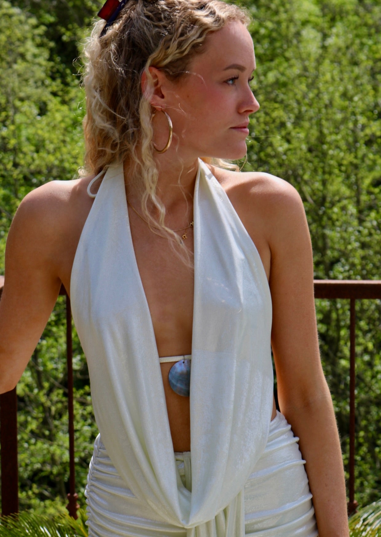 Close-up van de Mermaid Maxi Set van voren, met diepe halslijn en gedrapeerde details. Ideaal voor jurken huren bij Pineloue.