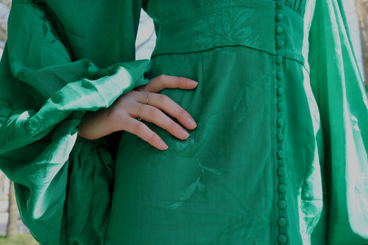 Bovenkant van de Isabella Green Dress van Rat and Boa met knoopdetails, perfect voor jurken huren.