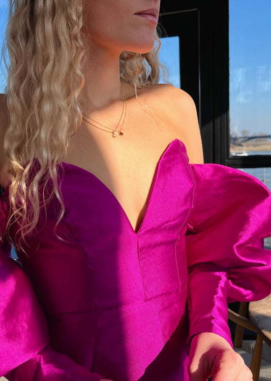 V hals detail van de Purple Puff Dress van Asos Design. 