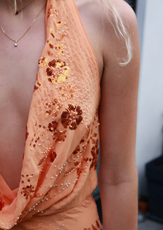 Plunge detail van de Coral Mini Dress - Pineloue